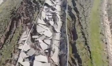 تخریب عجیب یک جاده روستایی بعد از زلزله ترکیه    