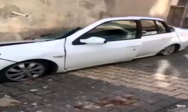 ببینید| دیوار خانه‌ای در هاتای ترکیه، روی ماشین‌ها آرام گرفته است