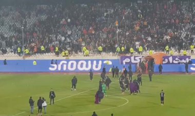 بدرقه داور بازی پرسپولیس با گلوله برفی!