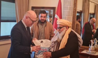 عکس| کمک طالبان به زلزله‌زدگان ترکیه در یک کیسه پلاستیکی