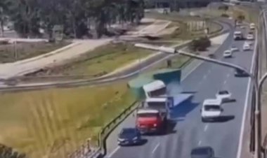 ببینید | تصادف وحشتناک در اتوبان؛ لحظه برخورد شدید و چپ کردن تریلی