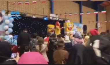 ببینید | خوانندگی مجری زن در جشن ۲۲ بهمن!