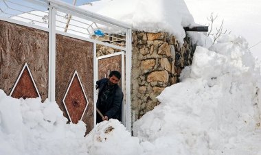 ببینید| ارتفاع برف در کوهرنگ تا بالای در منازل رسید