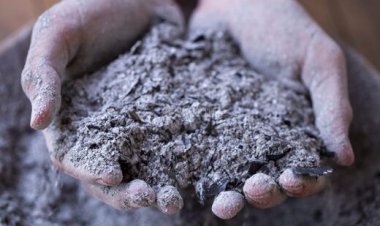 ببینید | خاکستر خوردن برای تسکین غم؛ رسم عجیب مردها در ترکیه