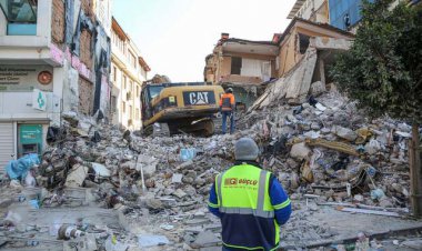 نجات زن ۷۴ ساله پس از ۲۲۷ ساعت از زیر آوار در ترکیه   