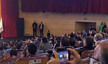 فیلم| کشف حجاب یک زن و پرتاب روسری در انتخابات سازمان نظام مهندسی تهران