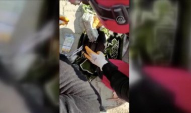 ببینید | پیدا شدن ۲ میلیون دلار پول نقد از زیر آوار در ترکیه