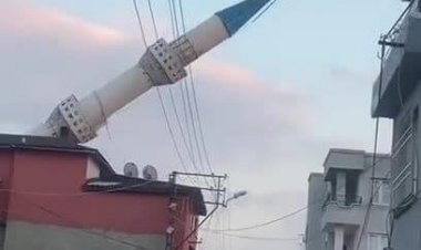 ببینید| لحظه هولناک سقوط مناره مسجد روی ساختمان مسکونی