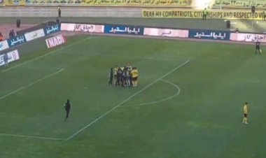 ورود جیمی‌جامپ به زمین بازی پرسپولیس و سپاهان
