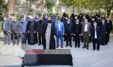 اقامه نماز رهبر معظم انقلاب بر پیکر همسر شهید مطهری