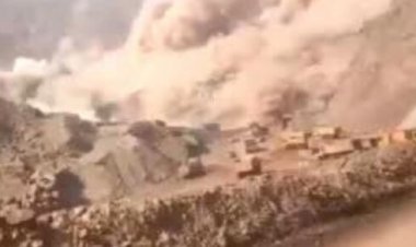 ببینید | لحظه وحشتناک ریزش سنگ در معدن چین