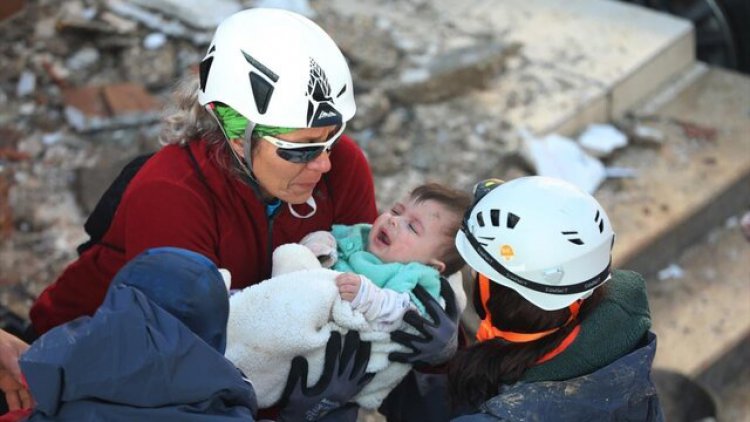 عکس| نجات کودک ۶ ماهه از زیر آوار در ترکیه