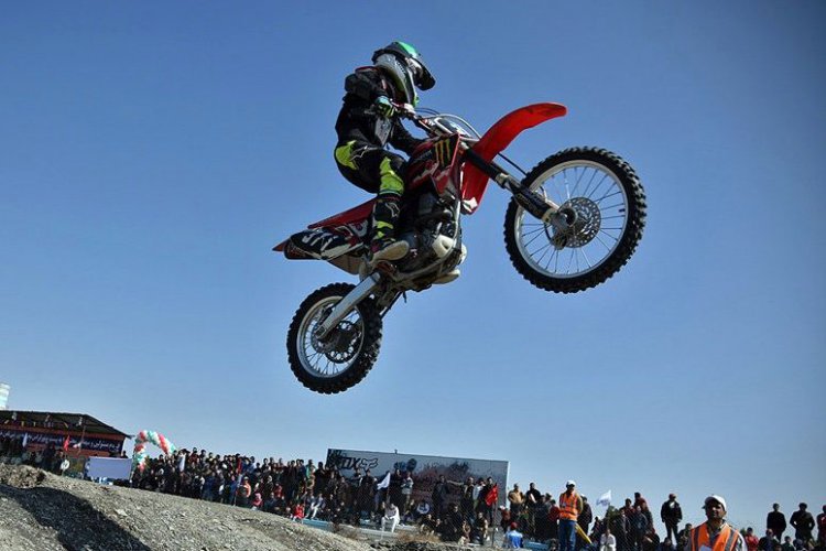 حضور موتورسوار ۷ ساله در رقابت‌های قهرمانی کشور در شیراز