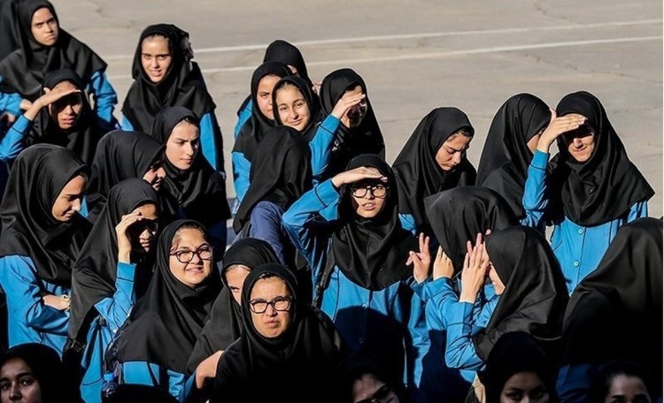 نماینده مجلس: دختران می توانند در مدارس بدون روسری باشند