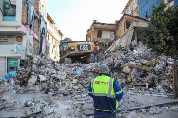 نجات زن ۷۴ ساله پس از ۲۲۷ ساعت از زیر آوار در ترکیه   
