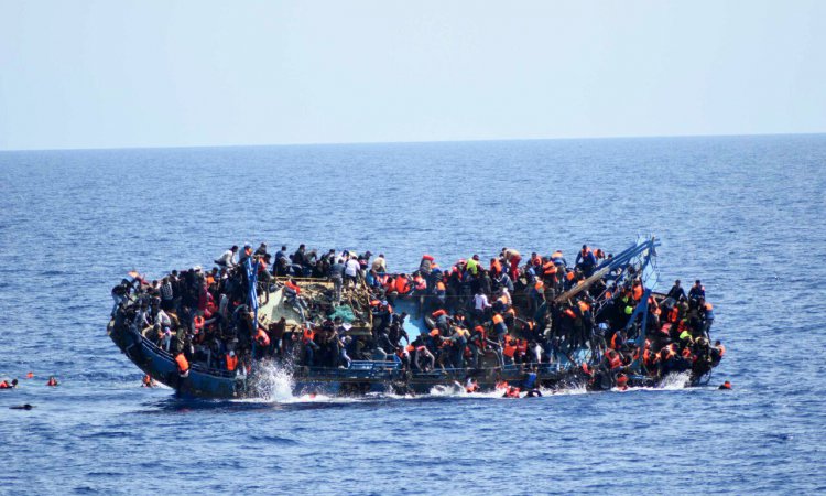 غرق شدن کشتی حامل مهاجران در جنوب ایتالیا؛ ۳۳ نفر جان باختند