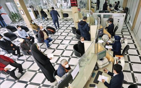 مشتری عصبانی در بانک را روی کارمندان قفل کرد