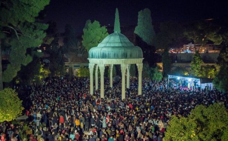 عکس| شکسته شدن شیشههای محافظ آرامگاه حافظ