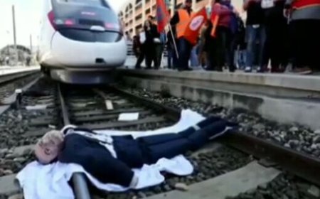 ببینید| پرت کردن امانوئل مکرون زیر قطار!