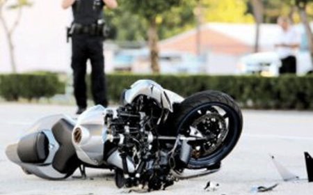 ببینید| لحظه سقوط  موتورسوار در حین انجام حرکات نمایشی