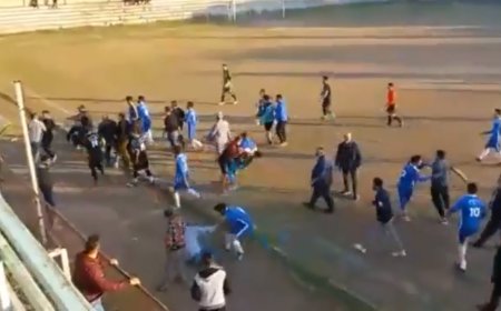 ببینید | بزن بزن بازیکنان فوتبال و گزارش جالب گزارشگر شمالی؛ نگاه کنید... نگاه کنید!