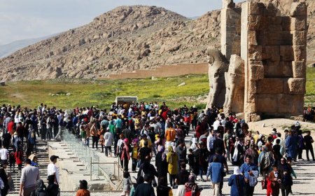 عکس| گردشگران نوروزی در تخت جمشید