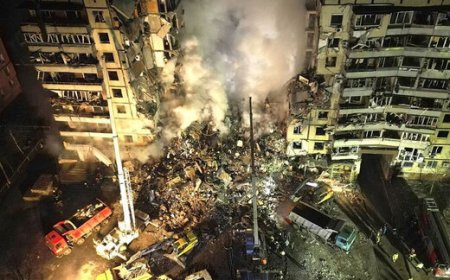 ببینید | برخورد موشک ارتش روسیه به یک ساختمان مسکونی در اوکراین