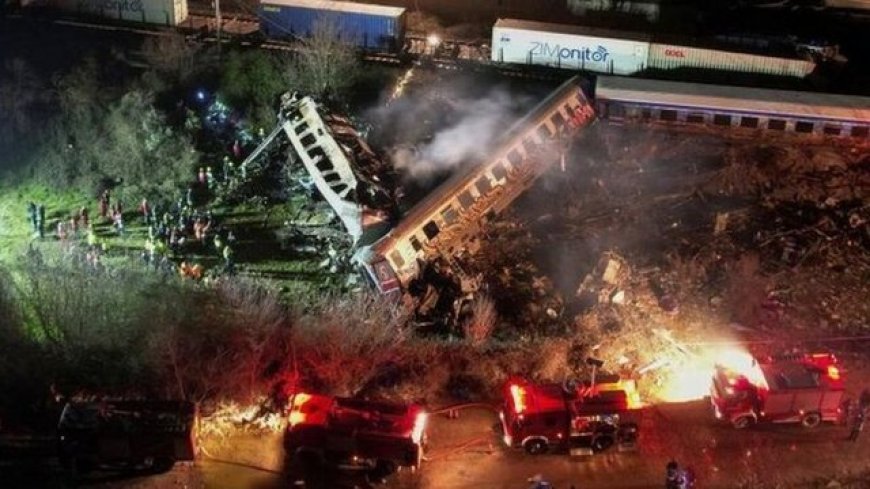 تصادف دو قطار با یکدیگر در یونان با ۱۱۷ کشته و زخمی+ عکس