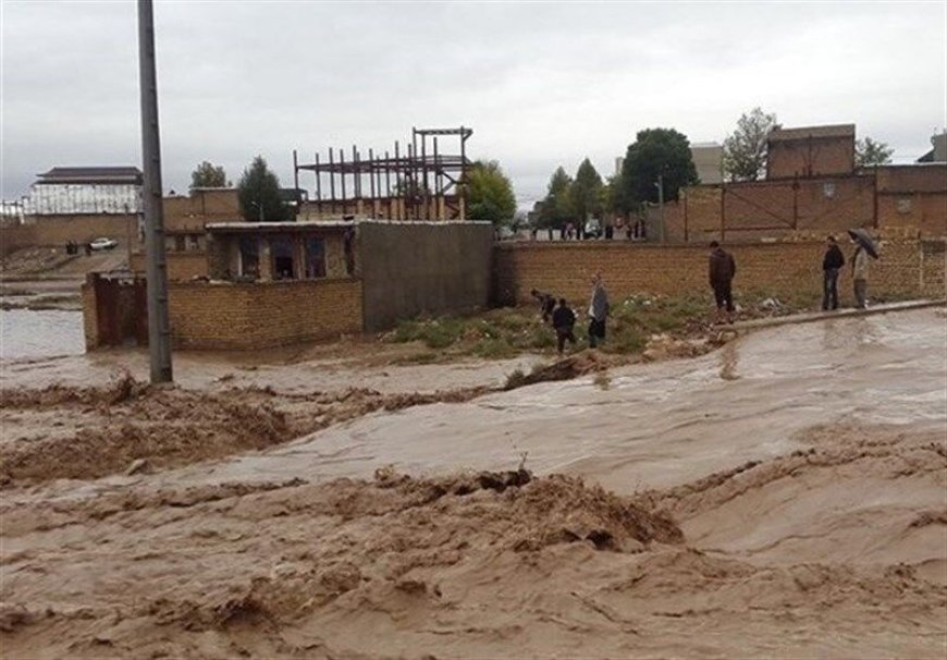 راه ارتباطی ۲۲ روستای   خرم‌آباد بر اثر بارندگی بسته شد