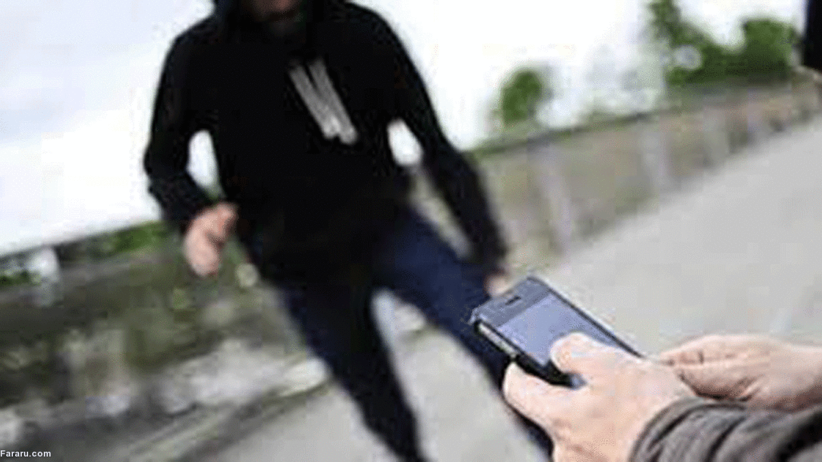 ببینید | لحظه سرقت گوشی یک خبرنگار