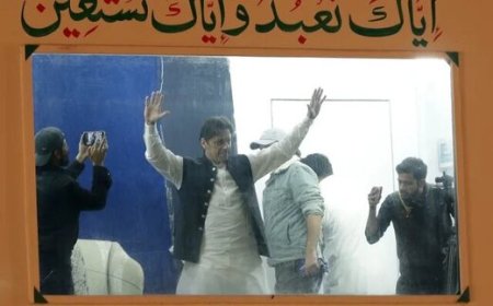 تصویر جنجالی عمران خان با کلاه‌خود عجیب و ضدگلوله