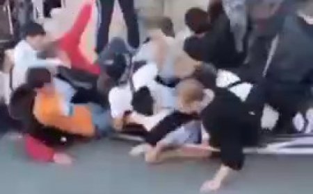 ببینید| شکست نرده‌های یک فروشگاه به دلیل ازدحام و سقوط مردم روی زمین!