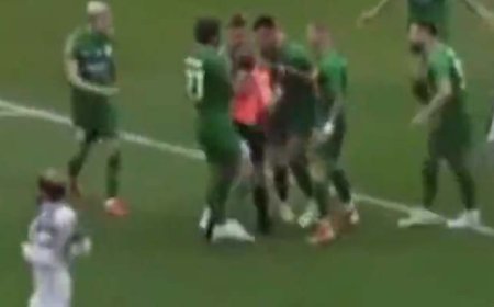 ببینید | هل دادن یک داور زن وسط زمین فوتبال 