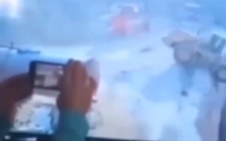 ببینید | لحظه سقوط مرگبار لودر در معدن