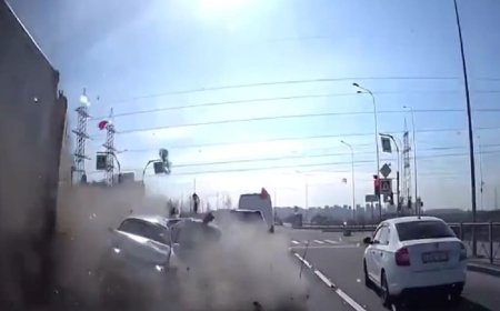 ببینید| یک کامیون خودروها را شخم زد!