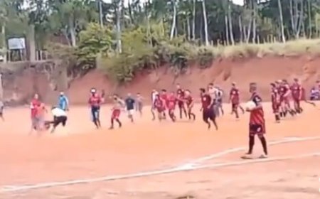 عکس| این بار داور برای بازیکن چاقو کشید