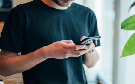 موبایل با دستتان چه می‌کند؟