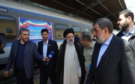 رئیس جمهور نخستین مسافر خط ریلی اهواز - اندیمشک شد