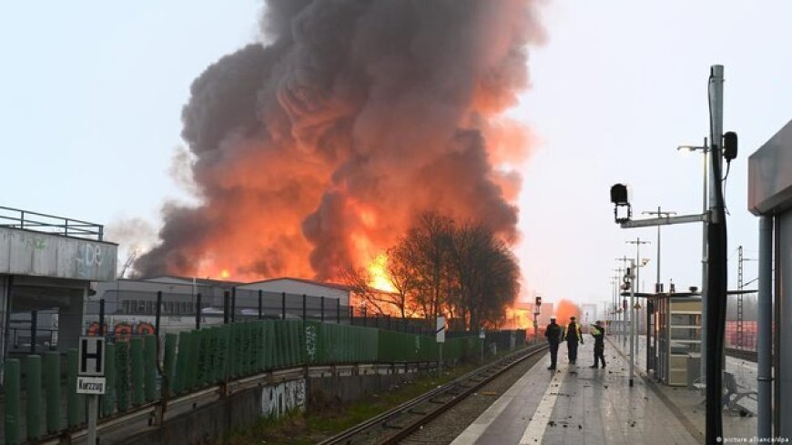 آتش‌سوزی در انبار مواد شیمیایی در هامبورگ/ پلیس آلمان هشدار داد!