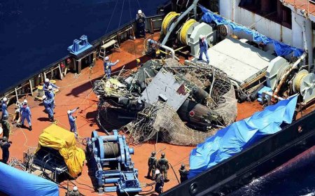 فیلم| بیرون کشیدن هلیکوپتر گم‌شده ژاپنی از اعماق دریا