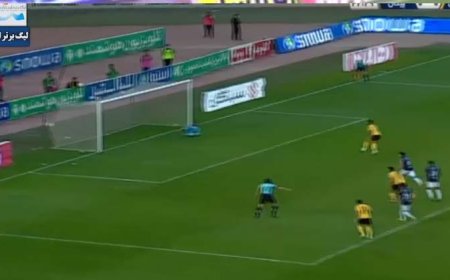 گل اول سپاهان توسط مغانلو از روی نقطه پنالتی در دقیقه 43