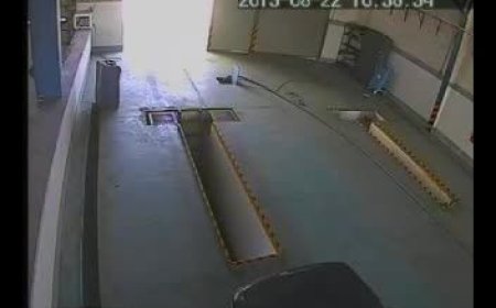 ببینید| سقوط ناگهانی یک فرد در چاله مکانیکی!