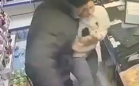 ببینید | حمله وحشیانه یک پیرمرد به یک دختر جوان با چاقو!