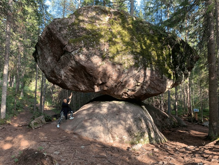 عکس| ۱۲ هزار سال مبارزه با جاذبه؛ صخره عجیب فنلاندی