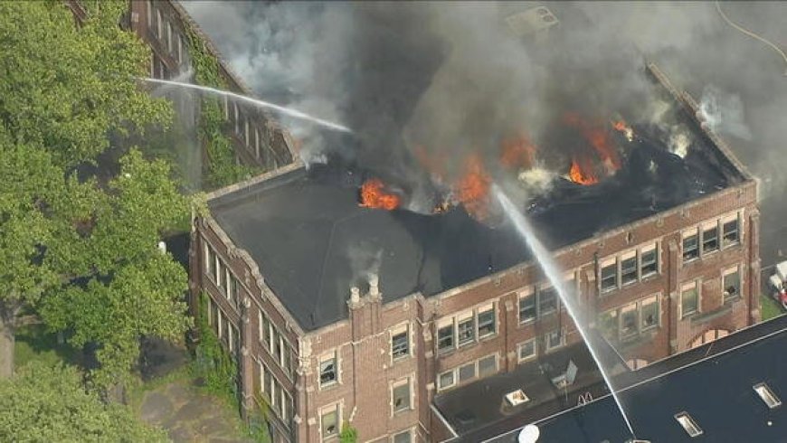 آتش‌سوزی شدید در یک مدرسه قدیمی در آمریکا