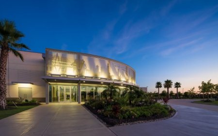 نمای مدرن ساختمان با متال مش