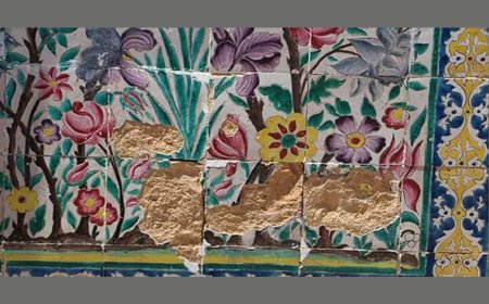 کاشی‌های مسجد وکیل در حال تخریب است