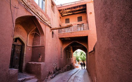 معماری سرخ رنگ خانه ها ، باعث شده تا سالیانه 40 هزار گردشگر به این روستا سفر کنند