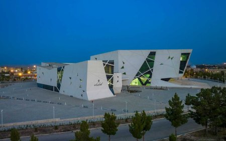 نگاهی به آمفی تئاتر و کتابخانه مرکزی دانشگاه سمنان