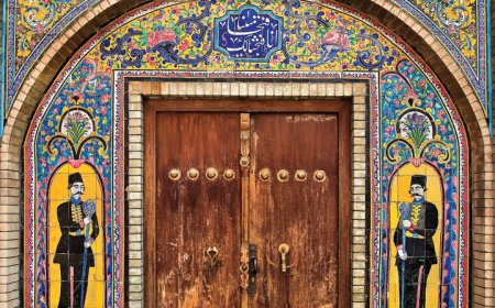 روایتی از بازی رنگ‌ها و نقش‌ها بر کاشی‌های گلستان